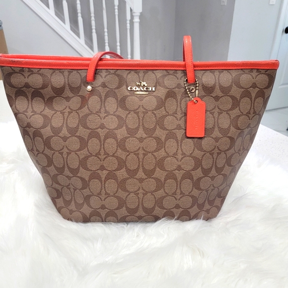 Coach Handbags - 🌟 COACH tote / shoulder bag 🌼HANDLES HAVE WEAR inside needs cleaned